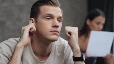 Aile krizi ve çift sorunu, finansal problemden kaynaklanan stresli durum, iflas ve iflas riski. Evlilik hayatındaki hayal kırıklıkları ve hüsranlar depresyona ve boşanmaya yol açar. Düzenle