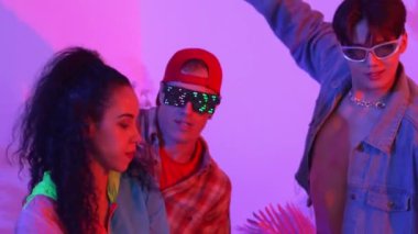 Break dansçı takımının modern stüdyoda pembe ışıkla dans etmesini kapatın. Çok kültürlü insanlar moda kıyafetleri giyerek hip hop müziğine geçiyorlar. Çılgın, komik bir ruh hali. Mutluluk.