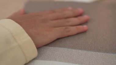 Profesyonel mimar ve iç mimarın yavaş çekim görüntüleri. İç mekan tasarımı için malzeme ve renk paleti sunumu. Müşteri denetimi ve denetimine dayalı. Değiştirilmiş