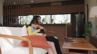 Büyükanne ve torun birlikte TV 'de ilginç eğlence medyası izliyorlar. Eski üst düzey kullanım teknolojisi, genç nesil çapraz nesil ile iletişim kurarak aile bağlarını güçlendiriyor. Uyumsuzluk.