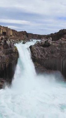 Kuzey İzlanda 'daki Aldeyjarfoss şelalesinin İzlanda yaz manzarasının insansız hava görüntüsü. Şelale İzlanda 'nın İskoçya' daki Sprengisandur Yolu 'nun kuzey kesiminde yer almaktadır..