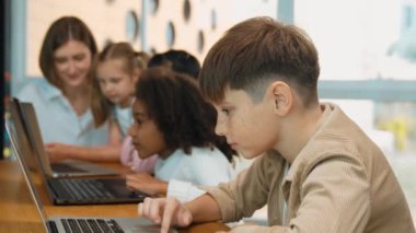 Çocuk, BTMM Teknoloji dersinde çok kültürlü bir arkadaşın öğrenmesi sırasında elini kaldırdı. Mühendislik kodları ve programlama sistemleri üzerine çeşitli öğrenci çalışmaları. Cevap ver. Soruyorum, oyluyorum. Etkinlik.