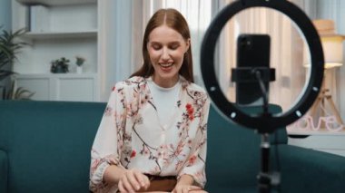 Kadın Etkilenen Vlog video görüntülerini canlı yayınlıyor Makyaj primi sosyal medya veya blog. Kozmetik stüdyosu ışıklandırmalı mutlu genç kız çevrimiçi pazarlama oturumu yayını için..