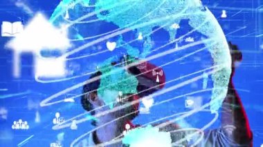 Heyecanlı adam sanal gerçeklik gözlüğü kullanarak küresel bağlantı hologramına bakıyor. Yetenekli yatırımcılar küresel iletişimi ve ağ bağlantısı hologramını inceliyor. Teknoloji. Aygıt.