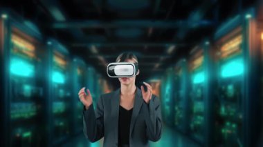 Analiz edilmiş iş dünyası finansman büyük veri yüklemesi için VR 'yi açmaya başlayan kadın sunucudaki küresel arayüz dijital bilgi ağı teknolojisi sanal animasyonuna bakıyor. Kısıtlanma.