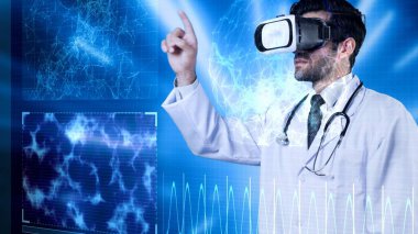 VR kulaklık takarak beyin hologramını kontrol eden yetenekli bir tıp çalışanı. Profesyonel doktor sanal gerçekliği kullanırken insan organı ve beyin dalgalarına bakıyor. Aygıt.