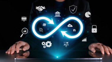 İş adamı sonsuz olasılıkları ve sonsuzluğun özünü benimser, fırsatları keşfetmek için ilham verir. Sonsuzluğun ve olasılıkların birleştiği bir dünyaya dalın ve potansiyel UUID 'yi keşfedin.