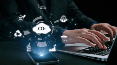 İş adamı CO2 emisyonlarını azaltmak için girişimlerde bulunuyor ve net sıfır hedefliyor. Daha yeşil bir gezegenin karbondioksitini azaltarak sürdürülebilirliğe olan bağlılığını gösteriyor. Kullanıcı Kimliği