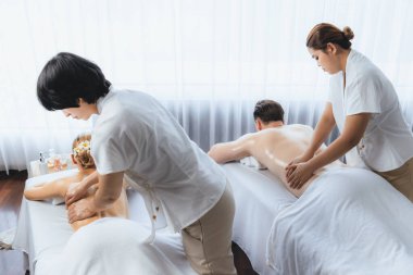 Kafkas çift müşterisi stres önleyici spa masajının keyfini çıkarıyor ve lüks otel veya oteldeki gündüz açık hava ortamında güzellik teniyle eğleniyor. Sessiz.