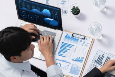 Analist ekibinin üst düzey çalışma alanı finansal verileri analiz etmek için BI Fintech ekran dizüstünü kullanır. İş adamları iş dünyasının içgörüsü için BI yazılım teknolojisi torpido gözünü inceliyor. Tedbirli