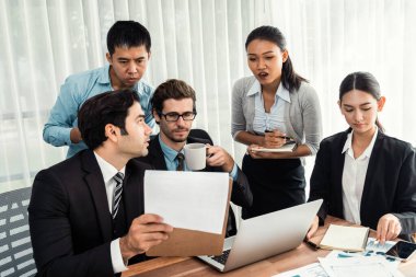 Modern ofis ortamında çalışan çeşitli etnik gruplardan çeşitli iş adamları. Üretken ve çok ırklı ofis çalışanları stratejik ticari pazarlama konusunda tartışmaya giriştiler. Çok titiz.