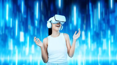 Beyaz VR kulaklık takan, beyaz kolsuz, metaevreli, gelecekteki teknolojisi siber uzay topluluğu yaratan bir kadın. Etrafında fantezi kuran, soyut bir ışık görmekten hoşlanıyor. Halüsinasyon.