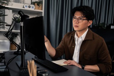 Akıllı iş adamı bilgisayarını, modern ofisteki satış hedefleri gelirlerine ilişkin iş verilerini kontrol etmek için işaret ederek, yeni başlayan şirketin pazarlama yaratıcı proje işine odaklanıyor. İnfobahn.