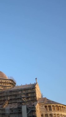 Pisa, İtalya 'da Eğik Pisa Kulesi. Pisa Kulesi, İtalya 'nın istenmeyen eğilimiyle dünya çapında tanınıyor. Çan kulesi Pisa Katedrali 'nin arkasında..