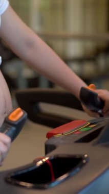 Yoga odasındaki spor salonunda aktif hamile kadın egzersizi. Hamile karnında bebek taşıyan hamile bir anne. Doğum öncesi bakım ve kadın hamileliği konsepti.