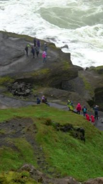 İzlanda 'daki Gullfoss şelalesinin manzarası. Gullfoss Şelalesi, İzlanda Altın Çemberi 'ni ziyaret eden turistleri çeken güçlü bir şelaledir..
