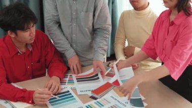 Grafik tasarımı için beyin fırtınası yapan ve renk seçimi yapan yavaş çekim tasarımcısı takımı ya da tasarımcı bürosunda krom danışmanlığı tavsiye isteyen bir müşteri. Değiştirilmiş