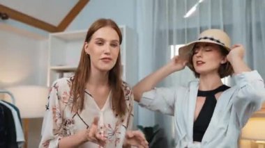 İki kadın nüfuzlu kişi canlı yayın yapan video klip eleştirisi kıyafetlerini sosyal medyada ya da blogda yayınlıyor. Stüdyo ışıklandırmalı mutlu genç kız çevrimiçi pazarlama oturumu yayını için..