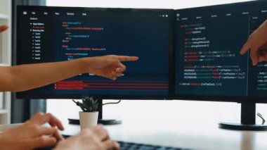 Yavaş çekim arkası yazılım geliştirici mühendisi bilgisayar programlama için birlikte çalışarak hata ayıklama kodunu çözüyor, ofiste monitörde karmaşık algoritmaları çözüyor. Filizlenen