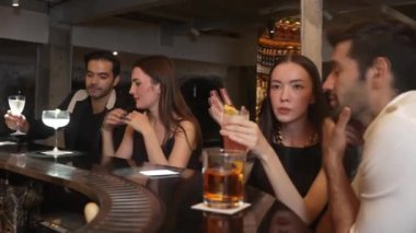 Arkadaşlar ya da çiftler Paloma, Margarita, Old Fashioned ve Martini bardaklarında canlı bir gece kulübünde arkadaşlıkla kadeh kaldırarak özel parti içeceklerini kutluyorlar. Vinosity.