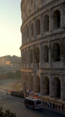 Roma Kolezyumu ve İtalya 'nın kalabalık caddesi. Kolezyum, Antik Roma döneminde şehir merkezinde inşa edildi. İtalya 'nın en popüler turistik merkezlerinden biridir. .