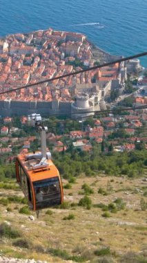 Hırvatistan 'ın Dalmaçya kentindeki teleferik ve Dubrovnik Eski Kenti' nin panoramik manzarası - Hırvatistan 'ın tanınmış tatil beldesi. Dubrovnik eski kenti 1979 yılında UNESCO Dünya Mirasları Listesi olarak listelendi..