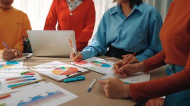 Girişimci şirket çalışanları birlikte çalışır, finansal veri raporlama ve planlama stratejisi, panorama videosundaki yaratıcı iş başarısı için pazarlama içeren renkli BI gösterge panelini analiz eder. Sinerjik