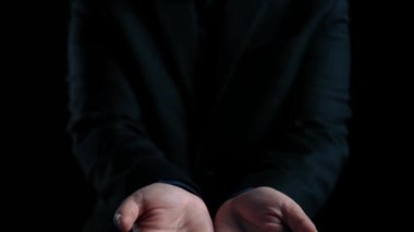 İş adamı, QC ve QA standartlarının karşılandığından emin olmak için katı kalite güvencesi protokolleri uyguluyor. Kalite güvencesi ile sertifikalı ürün mükemmelliğine ulaşmak. Kullanıcı Kimliği