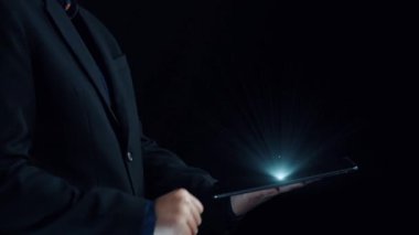 İş adamı küresel pazarlama ve finans konusunda uzmandır. Küresel pazarların karmaşıklığını, stratejileri ve pazarlama erişimini geliştirmek. Küresel finans ve pazarlama UUID 'sinde başarı