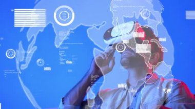 Finansal grafiğe bakıp istatistik tablosunu incelerken VR kulaklık takan bir iş adamı. Çekici yatırımcı kanepede oturup VR kulaklığını açıp grafiği kontrol ediyor. Teknoloji. Aygıt.