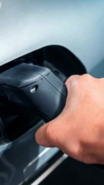 Mobil uygulama gösterici şarj durumu olan elektrikli araba için EV şarj istasyonu. Elektrik gücü, CO2 emisyonunu azaltmak için sürdürülebilir kaynaklardan şarj istasyonuna üretilir. .