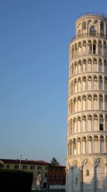 Pisa, İtalya 'da Eğik Pisa Kulesi. Pisa Kulesi, İtalya 'nın istenmeyen eğilimiyle dünya çapında tanınıyor. Çan kulesi Pisa Katedrali 'nin arkasında..