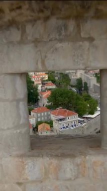 Hırvatistan 'ın Dubrovnik Eski Kenti' nin tarihi duvarı. Hırvatistan 'ın önde gelen tatil beldeleri. Dubrovnik eski kenti 1979 yılında UNESCO Dünya Mirasları Listesi olarak listelendi..