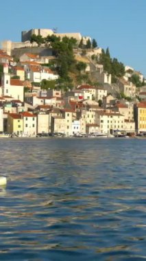 Hırvatistan 'ın Sibenik kenti Skyline - Sibenik, Krka nehrinin Adriyatik Denizi' ne aktığı Hırvatistan 'ın orta Dalmaçya' da tarihi bir şehir. Sibenik, kıyılardaki en eski yerli Hırvat kasabası..