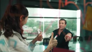 Genç kendine güvenen iş kadını projeyi uzman yatırımcıya sundu. Profesyonel proje yöneticisi başlangıç projesini açıklamak için yapışkan notlar kullanır, beyin fırtınası fikirlerini yatırımcıya paylaşır. Yönlendirici.