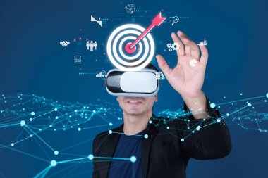 İş adamı müşteri hedef gruplarını belirlemek için verileri analiz eder, pazarlama stratejilerini rafine eder. Her hedef grubun özel ihtiyaçlarını karşılamak için iletiler gönderiliyor. EIDE