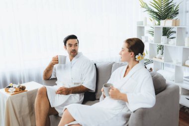 Güzellik ya da vücut bakımı güzellik salonu yaşam tarzı konsepti. Lüks otel kaplıcalarında ya da otel odasında, bornoz giyip rahatlayan bir çift. Tatil ve boş zaman rahatlığı. Sessiz.