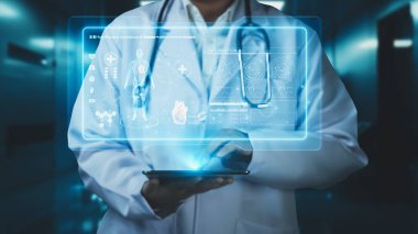 Doktorun bütün vücudunu gösterge paneline dayayıp laboratuarda teşhis belirtilerini göstermesine yakın çekim. İnsan anatomisini inceleyen ve inceleyen profesyonel bir tıp çalışanı. Teknoloji. İyileştirici.