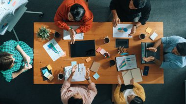 Yönetici tablet sergi finans grafiğiyle masada soru sorarken iş kadınlarının fikir paylaşımının en üst mertebesi. Çekici kadın lider tahtayı işaret ediyor. Cemaat.