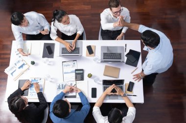 Stratejik iş pazarlama planlaması konusunda anlaşma yaptıktan sonra üst düzey ofis çalışanı beşliği. Takım çalışması ve olumlu tutum verimli ve destekleyici bir iş yeri yaratır. Tedbirli