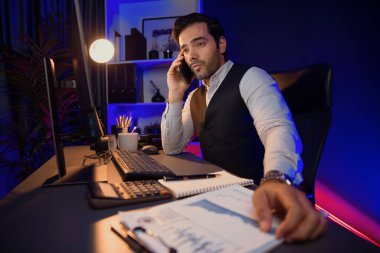 Akıllı iş adamı, akıllı telefondan ortağını ya da yatırımcısını arıyor. Hedef pazar veritabanı klasöründe satış kanalı disiplinlerini, Neon Dark Light Room 'daki ürün hizmetlerini analiz etmek için tartışıyor. Tahmin et..