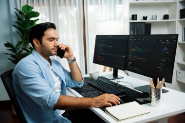 Akıllı IT geliştirici yöneticisi, bilgisayar ekranındaki yazılım kodlama sistemindeki sorunu çözen iş arkadaşına seslenerek modern ofiste uygulama programı güncellemesi yapıyor. Tahmin et..