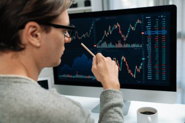 Akıllı yatırımcılar bilgisayar ekranlı ilginç borsa takasını işaret ediyorlar. Finansal teknoloji dinamik yatırım planı modern işyerindeki veri grafiğine odaklanıyor. Bireysel.