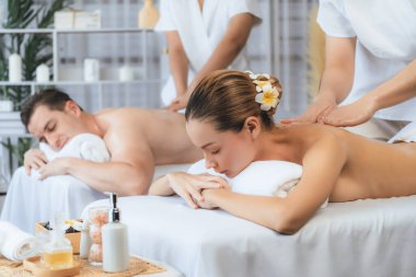 Kafkas çift müşterisi stres önleyici spa masajının keyfini çıkarıyor ve lüks otel veya oteldeki gündüz açık hava ortamında güzellik teniyle eğleniyor. Sessiz.