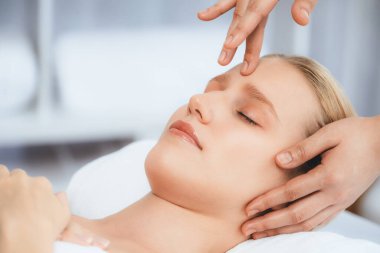 Kafkasyalı kadın stres önleyici kafa masajından ve lüks tatil beldesi ya da otel spa salonundaki modern ışık ortamında yüz güzelliği eğlencelerini şımartmaktan hoşlanıyor. Sessiz.