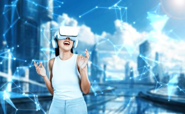 Kadın standı beyaz VR kulaklık takıyor ve beyaz kolsuz bağlantı metaverse, gelecekteki teknoloji siber uzay topluluğu yaratıyor. Etrafına bakıyor ve VRX 'teki fantezi binasının keyfini çıkarıyor. Halüsinasyon.