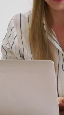 Modern ofiste çalışan sarışın bir iş kadını. İş konsepti.