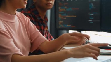 Yavaş çekim arkası yazılım geliştirici mühendisi bilgisayar programlama için birlikte çalışarak hata ayıklama kodunu çözüyor, ofiste monitörde karmaşık algoritmaları çözüyor. Filizlenen