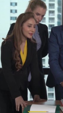 Profesyonel iş adamları şirket ofisinde grup toplantısında mali konuları tartışırlar. Küresel iş ve beyin fırtınası kavramı.