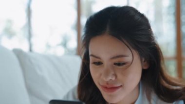 Kadın alışverişi ya da internet pazarında online ödeme modern yaşam tarzı için satılık eşyalar arıyor ve canlı siber güvenlik yazılımı tarafından korunan cüzdandan çevrimiçi ödeme için kredi kartı kullanıyor